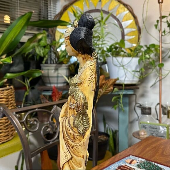 Faux ivory statue of a Geisha - Picture 7 of 15